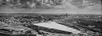 25630 Panorama van het noordwestelijk deel van Utrecht, vanaf de schoorsteen bij de Electriciteitscentrale ...